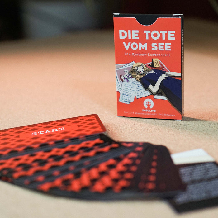 Die Schachtel von „Die Tote vom See“ mit aufgefächerten Karten