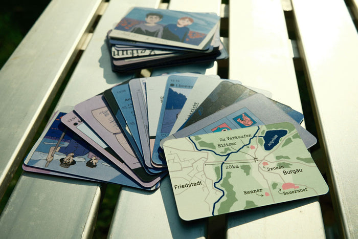 Aufgefächerte Karten mit Chatverläufen, Fotos und einer Landkarte